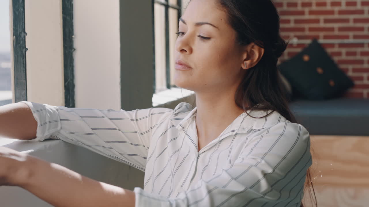 mujer bebiendo café junto a la ventana