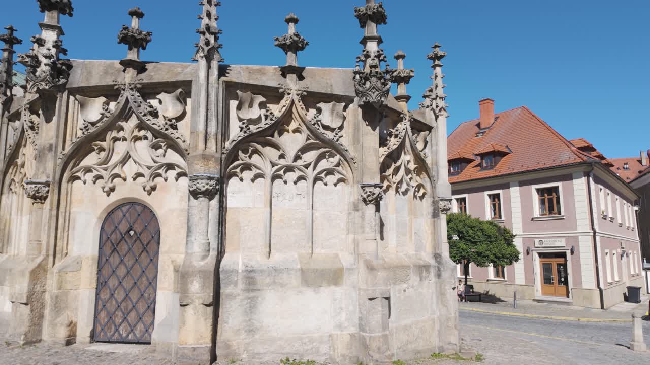 Verziertes gotisches Steingebäude auf einem europäischen Stadtplatz
