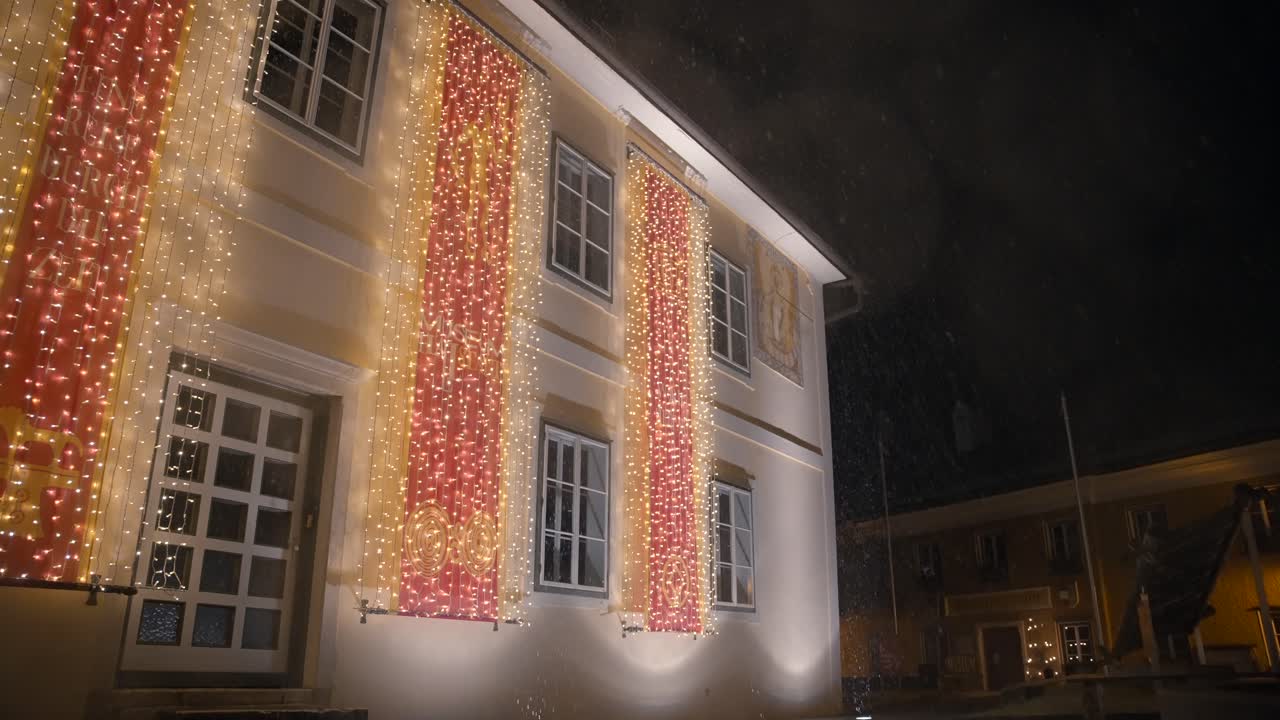 Klipp filmat i Europa i Österrike från staden Hallstatt som ligger vid en sjö.