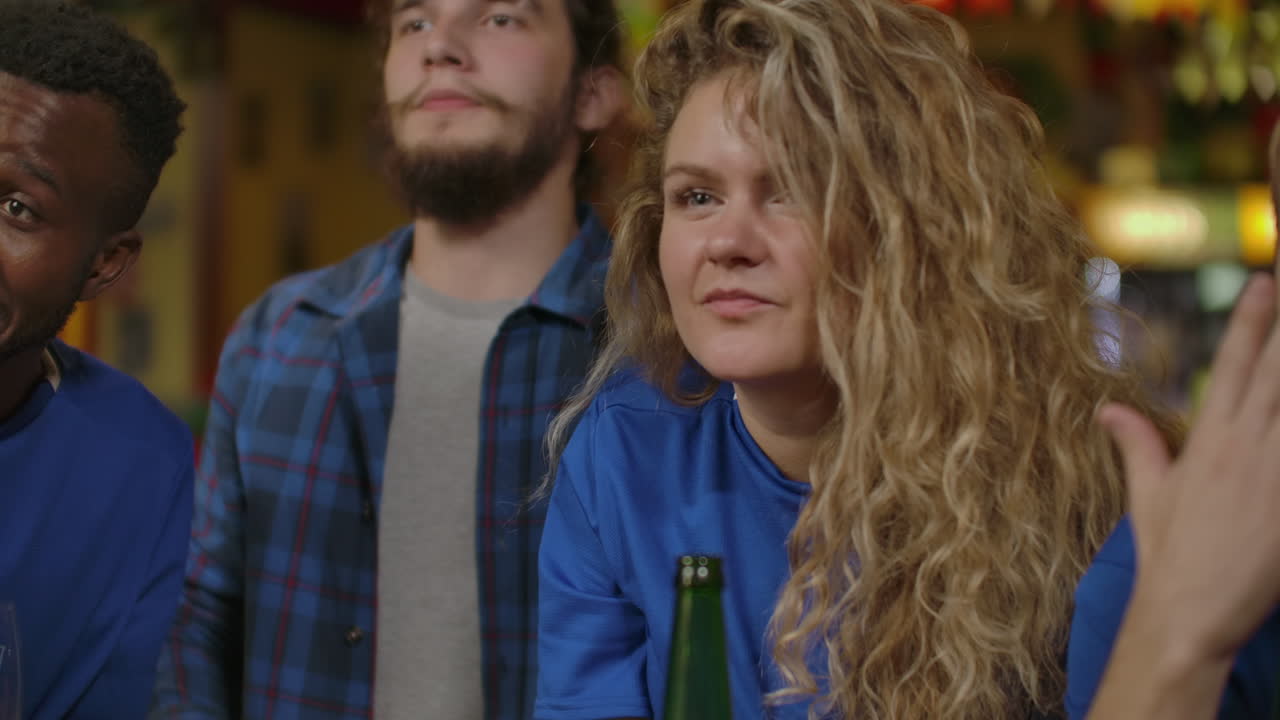 Venner eller fodboldfans ser fodbold på bar.