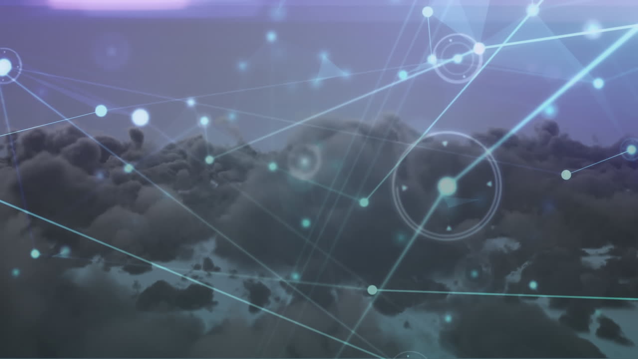 animación de una red brillante de conexiones contra nubes oscuras en el cielo.