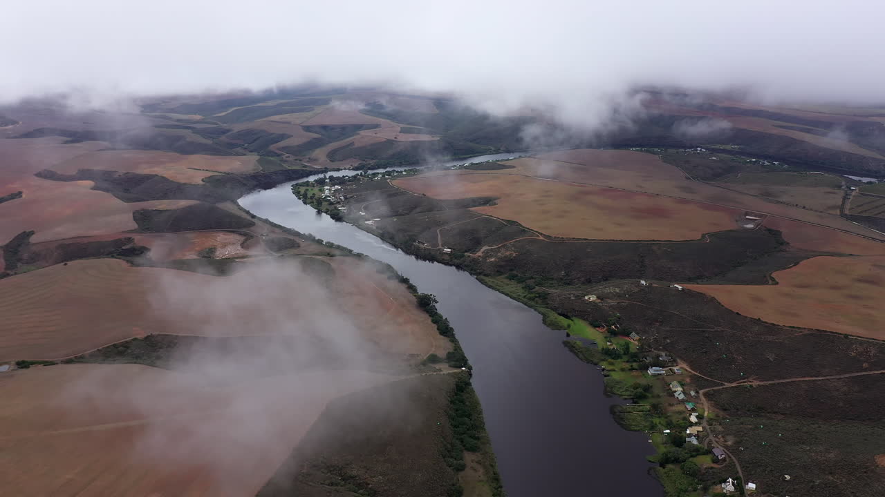 río en sudáfrica tiro aéreo en las nubes campos secos después de la ola de calor