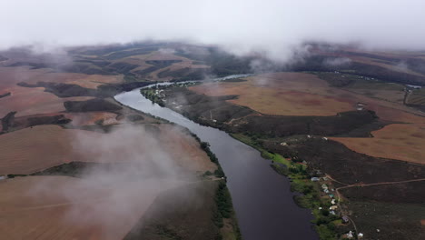 Río-En-Sudáfrica-Toma-Aérea-En-Las-Nubes-Campos-Secos-Después-De-Una-Ola-De-Calor.