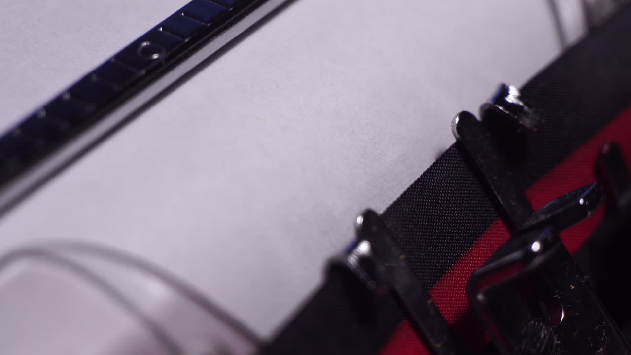 año 1927 escribiendo en papel blanco en una máquina de escribir de época, macro de cerca