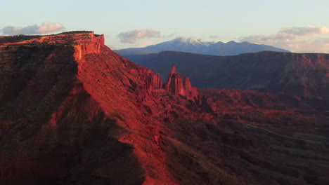 Luftaufnahmen,-Filmische-Drohne,-Moab,-Utah,-Dramatischer-Orangefarbener-Sonnenuntergang,-Berg,-Schneebedeckter-Gipfel,-Große-Enchilada-Landschaft,-Bögen-Nationalpark,-Schlosstal,-Castleton,-Fishers-Tower,-Grüner-Fluss,-Camping,-Kreis-Rechts