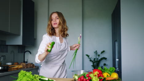 chica feliz bailando y cantando en la cocina