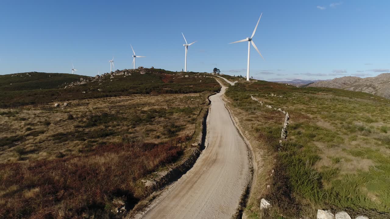 대안 에너지를 생산하는 풍력 터빈 도로 항공 사진