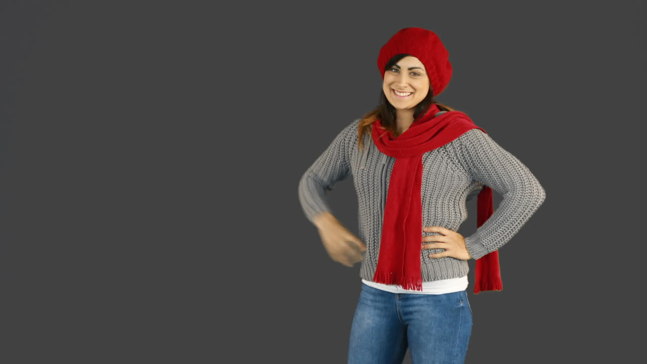 bruneta de invierno sonriendo y presentando