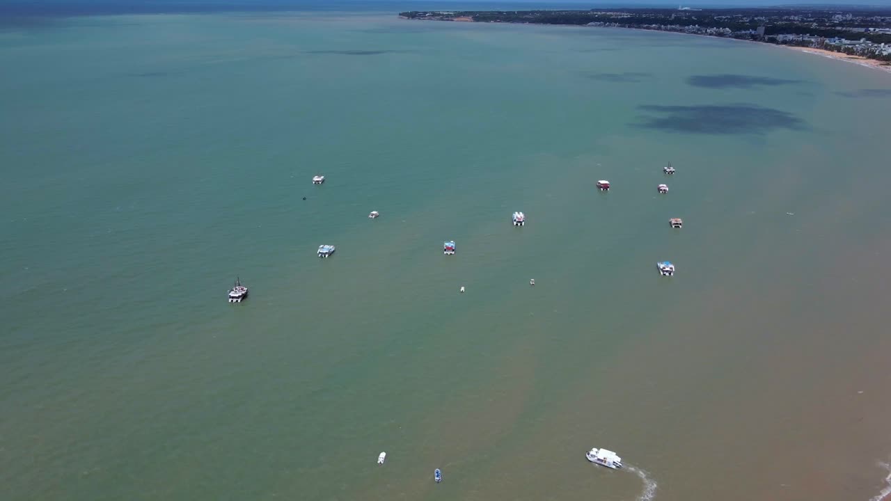 vista aérea de barcos amarrados en el océano en brasil - toma de dron