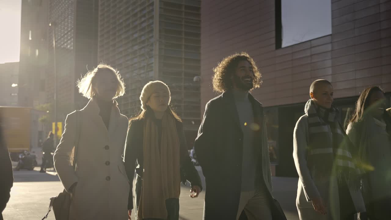 도시의 성공적인 비즈니스 전문가 그룹 - 자신감과 결단력으로 함께 걸어가는 팀