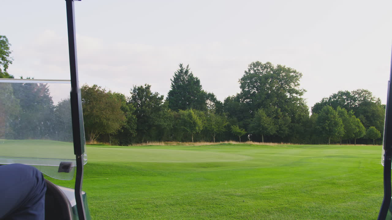 Kokeneet ja keski-ikäiset pariskunnat istuvat golfkärryissä pelaamassa golfkierrosta yhdessä.