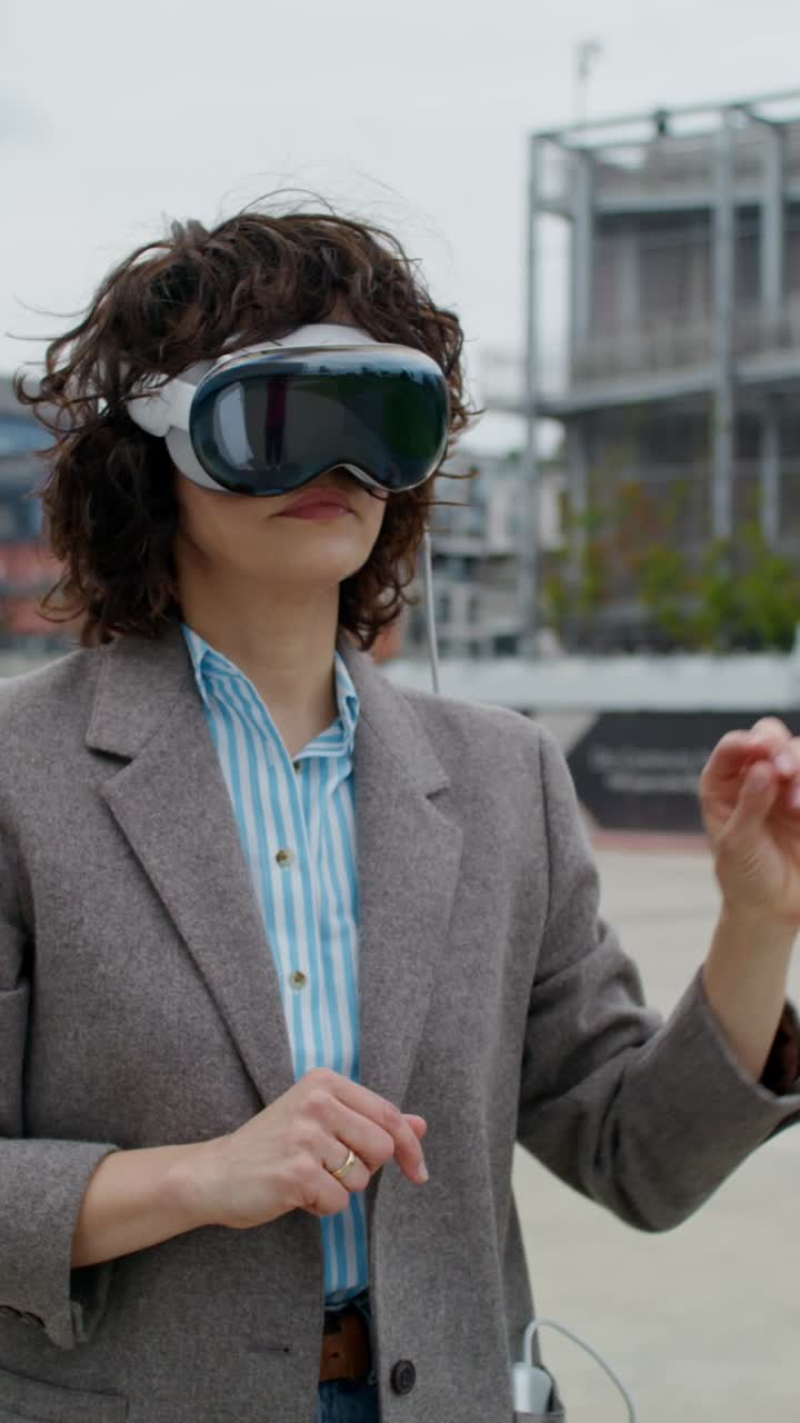 Donna che indossa un visore VR in un contesto urbano