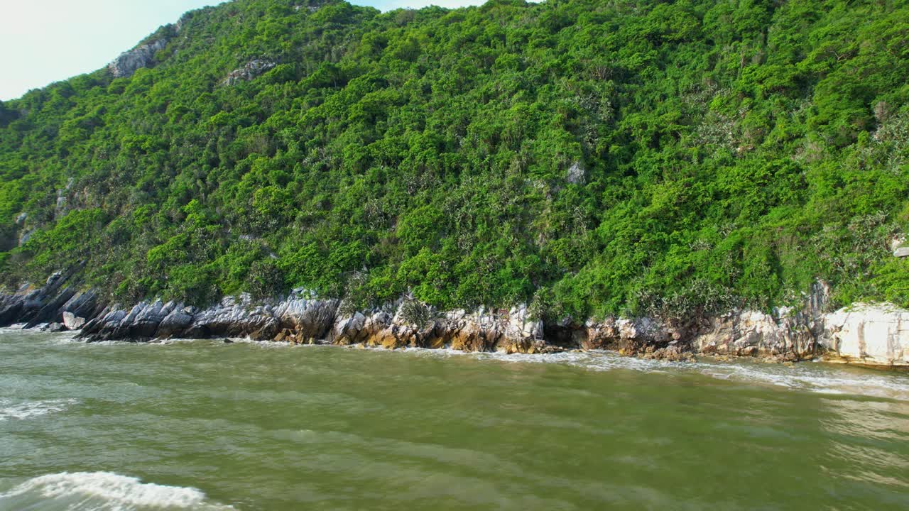 Cảnh quay flycam 4K sóng biển tuyệt đẹp, bay qua biển