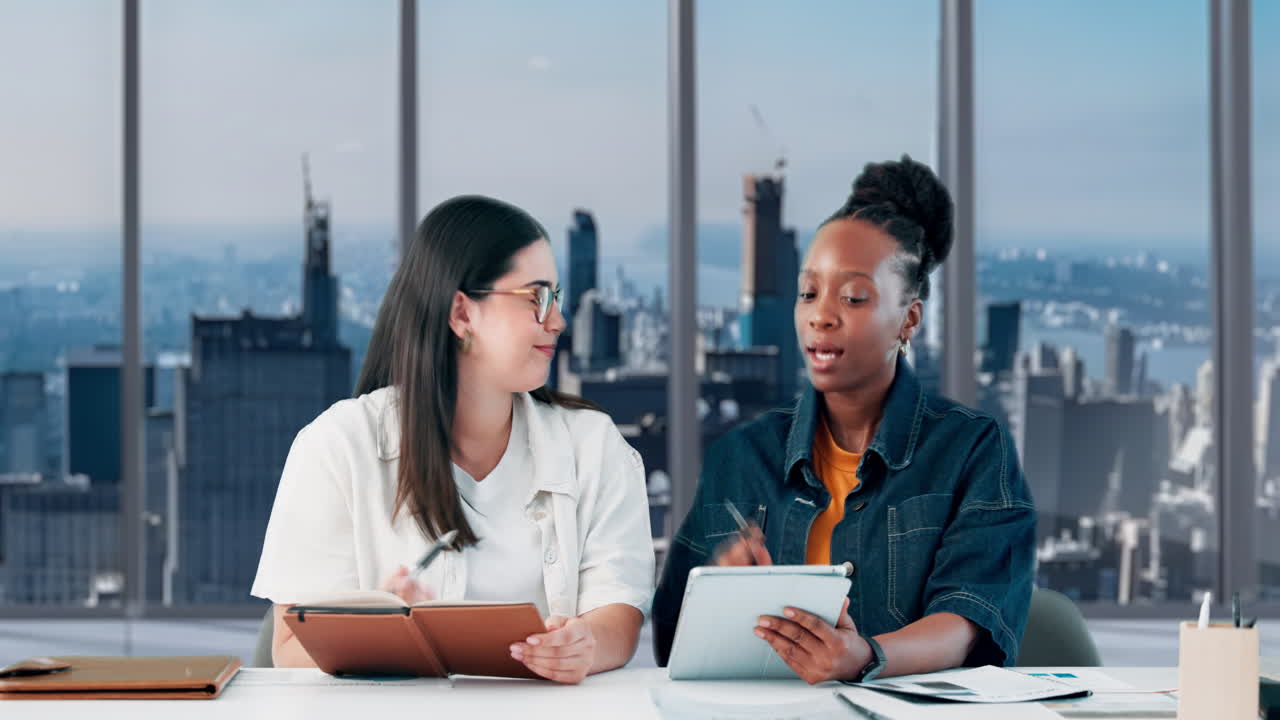 Due donne d'affari che discutono di lavoro e collaborano in un ufficio moderno
