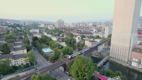 Luftaufnahmen-Eines-Zuges-In-Zürich,-Der-Hauptstadt-Und-Größten-Stadt-Der-Schweiz