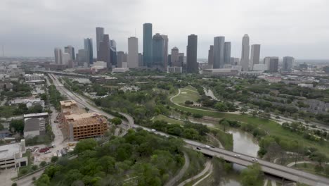 Houston,-Texas-Skyline-Tagsüber-Mit-Drohnenvideo,-Das-Sich-Im-Kreis-Von-Links-Nach-Rechts-Bewegt