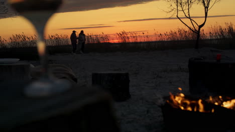 Pareja-Romántica-Viendo-La-Puesta-De-Sol-En-La-Playa-Del-Mar.-La-Familia-Pasa-Tiempo-Junta-En-El-Campamento.