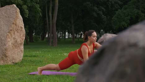 mujer practicando yoga al aire libre en un parque