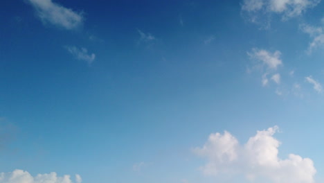 Fließende-Und-Rollende-Weiße,-Flauschige-Wolken