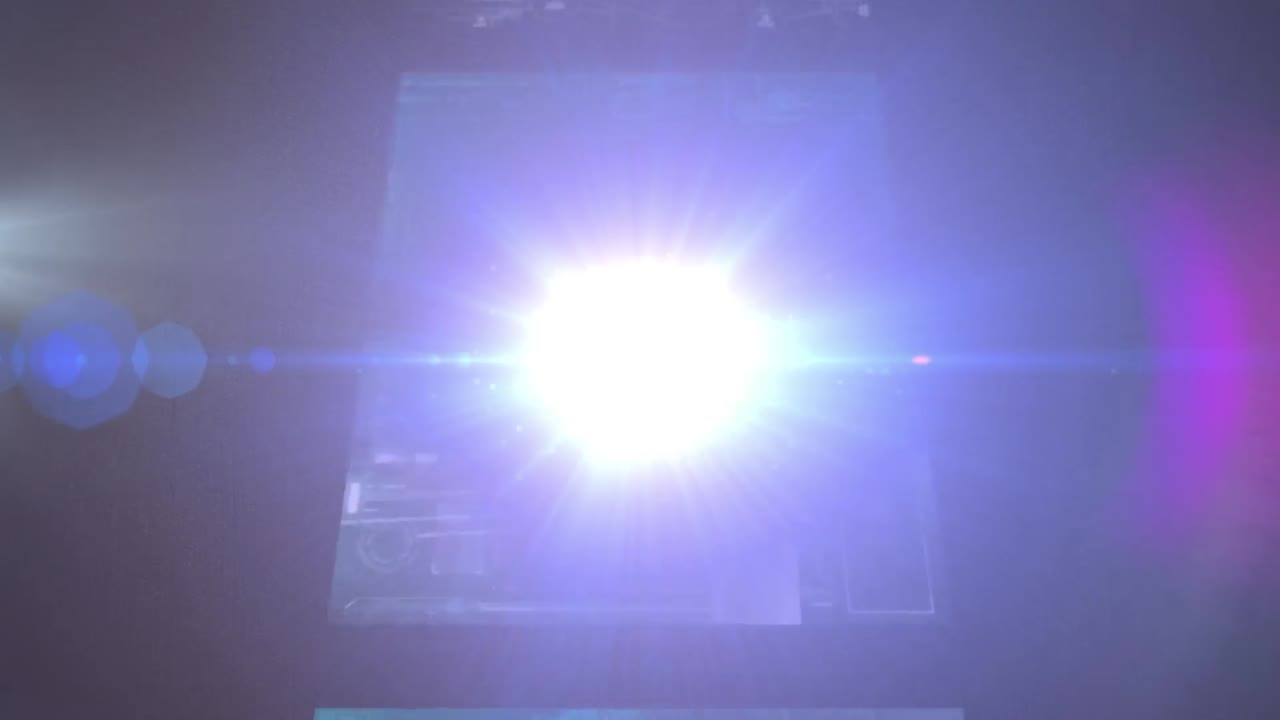 검은 바탕에 있는 디지털 화면과 빛의 흔적의 애니메이션