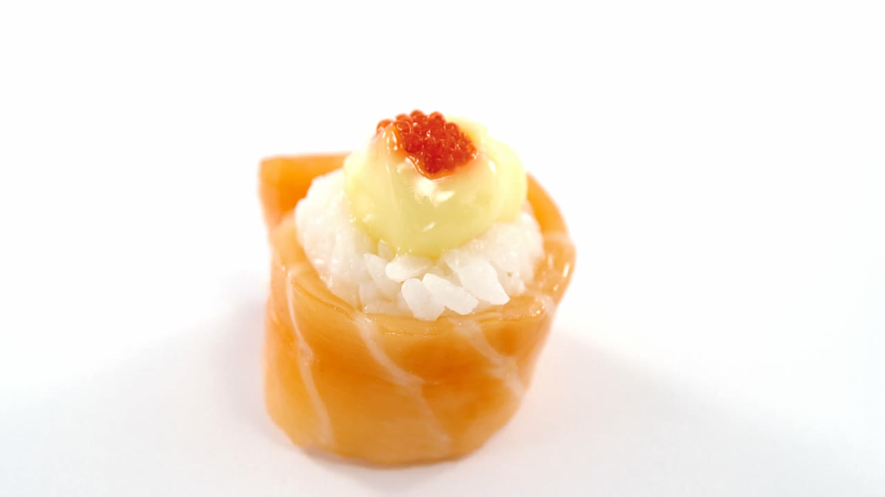 Sushi-Rolle auf weißem Hintergrund