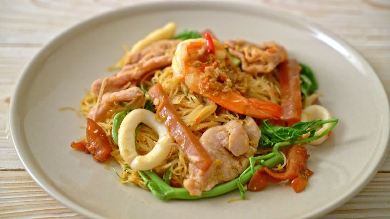 fideos de arroz salteados y mimosa de agua con mix de carnes