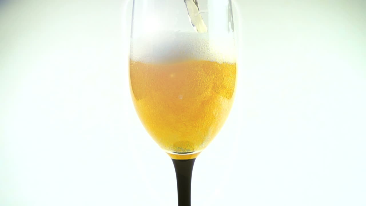 グラスに注がれるビール。スローモーション