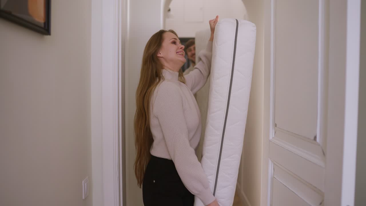 매트리스 를 들고 있는 부부