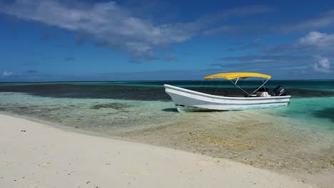 Bote-A-Motor-Amarrado-En-La-Playa-Caribeña,-Isla-Saqui-Saqui-Los-Roques,-Tiro-Estático