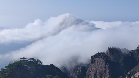 Berg-Huangshan,-China,-Hochgebirgssonnenaufgang,-Eingehüllt-In-Wolken,-Sonnenaufgang-Und-Sonnenuntergang