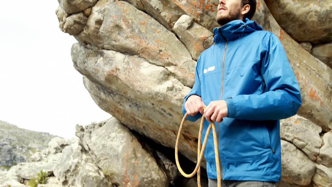 시골 4k에서 로프를 들고 있는 남성 하이커
