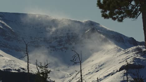 cumbre de la montaña rocosa vendaval de invierno