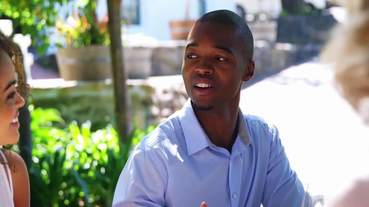 친구 들 이 식당 에서 서로 대화 하고 있다