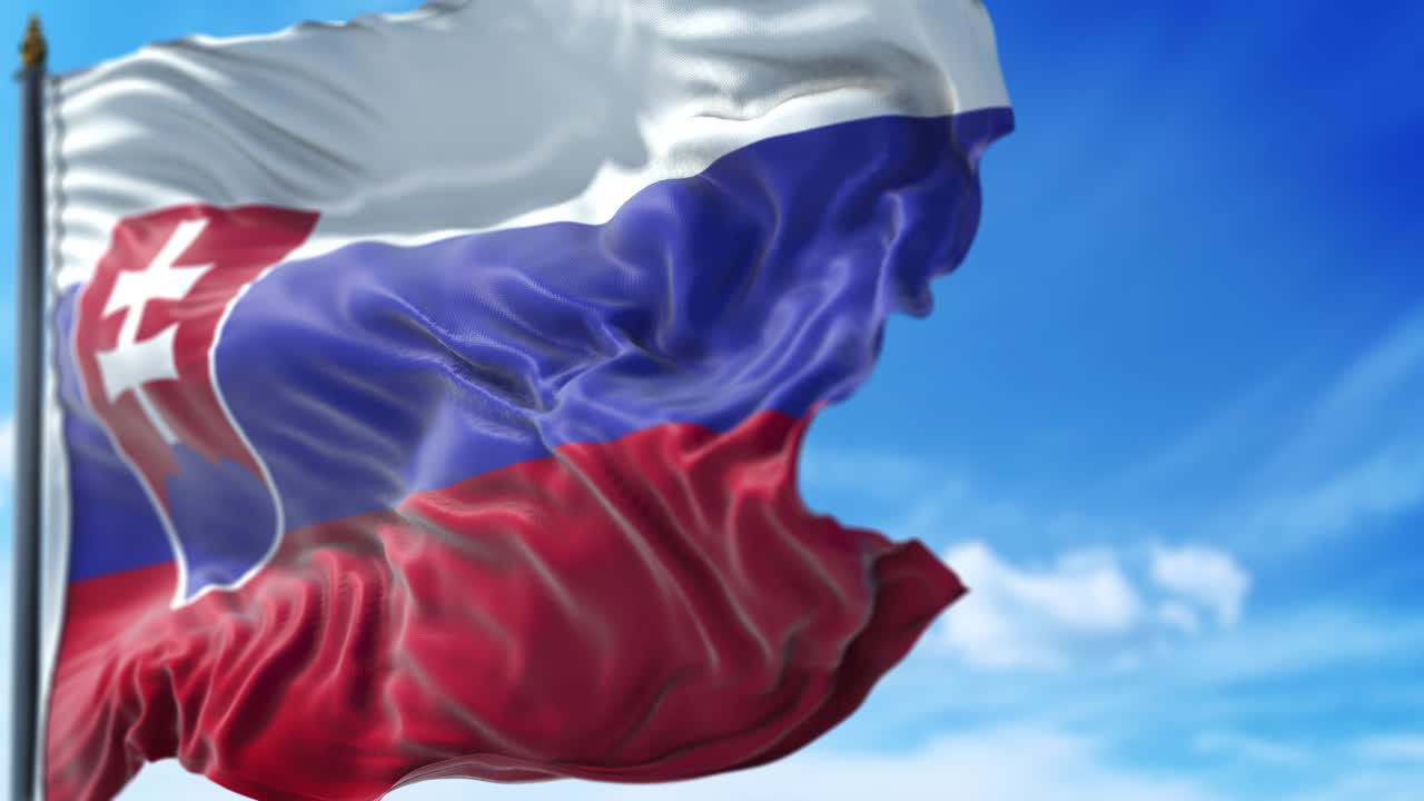 Slovakya Bayrağı Mavi Gökyüzüne Karşı Yavaşça Dalgalanıyor