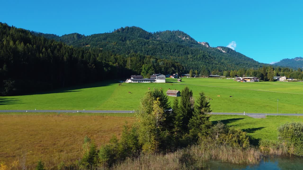 Splendido villaggio con una montagna panoramica e un fiume in Austria.