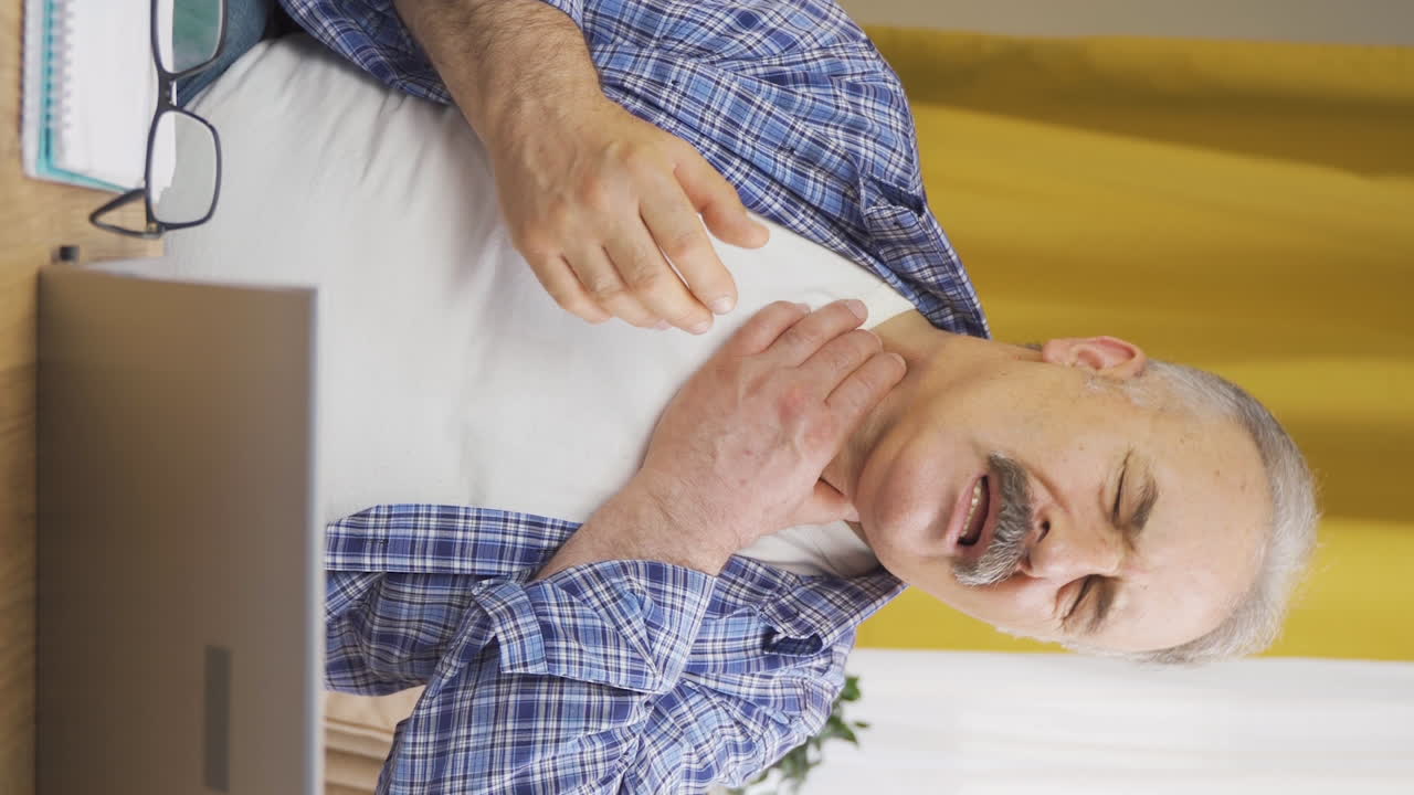 목이 아픈  ⁇ 은이의 수직 비디오.