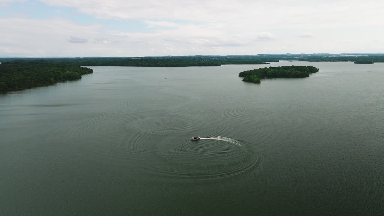 퍼시 프리스트 레이크 저수지 에서 원형 으로 운행 하는 레저 보트, 공중 전망