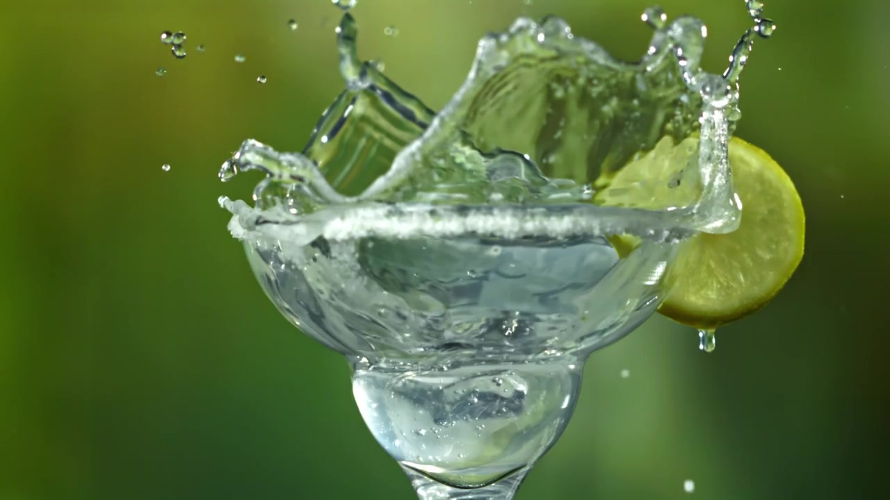 Cocktail Margarita rinfrescante con cubetto di ghiaccio che schizza al rallentatore