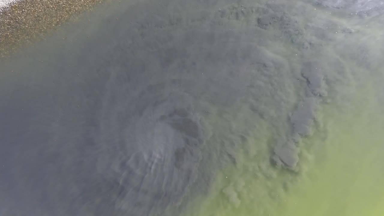 몽골의 아름다운 호수 소용돌이의 드론 촬영.