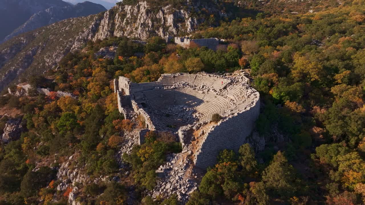 Starověké město Termessos se zříceninami divadla v Turecku