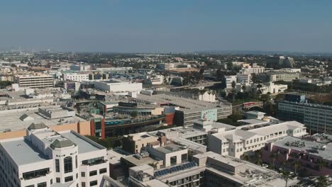 Vista-De-Drones-Por-La-Tarde-Con-Movimiento-Progresivo-Hacia-El-Centro-De-La-Ciudad-Cerca-De-La-Playa-De-Santa-Mónica,-California