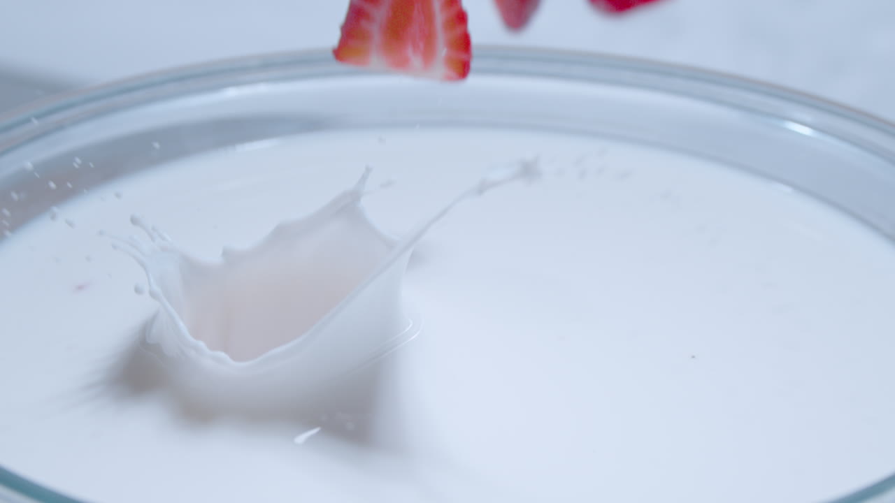 Erdbeeren und Sahne in Super-Zeitlupe, Seitenansicht
