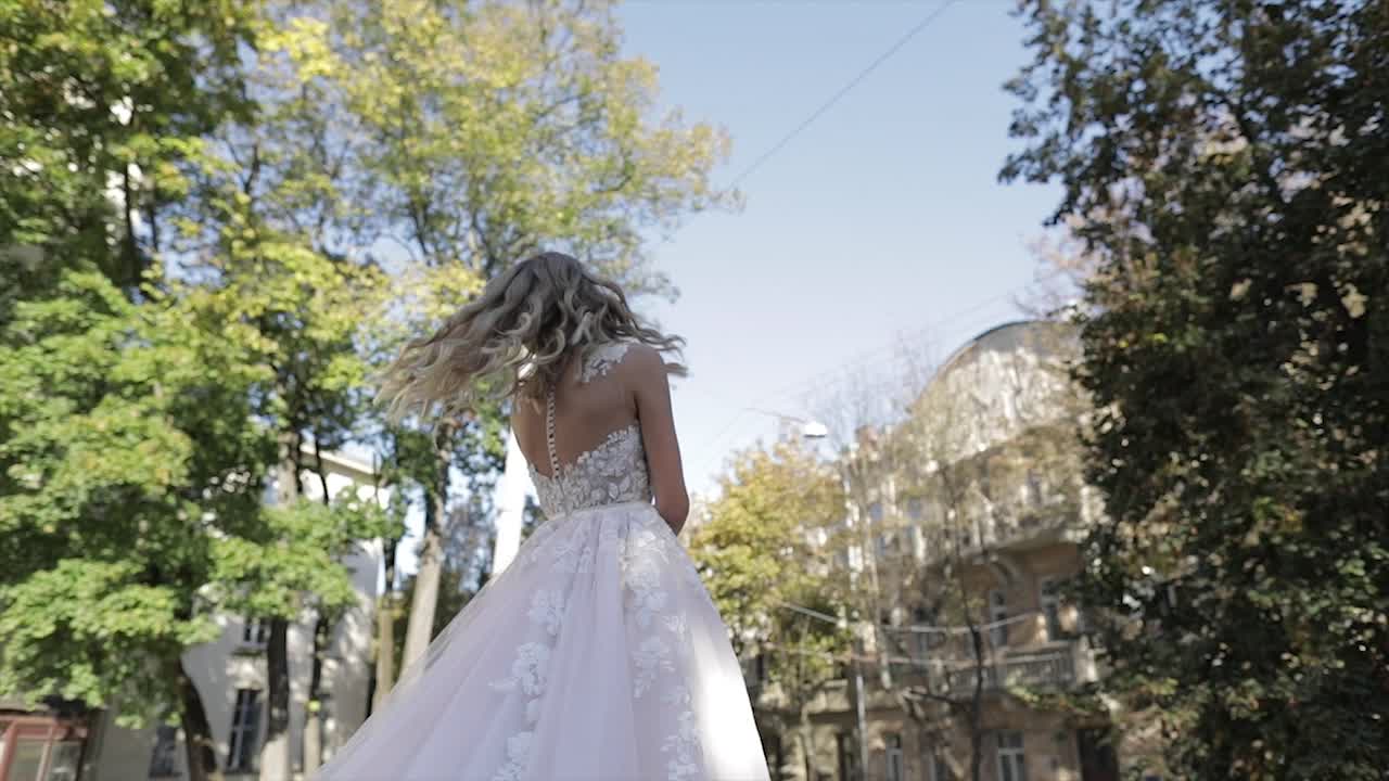 Sposa bella e adorabile. Donna graziosa e ben curata. Rallentatore.