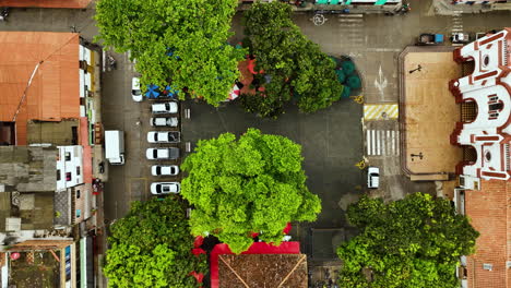 Aerial-view-rising-above-the-San-Rafael-Main-Park-in-sunny-Antioquia,-Colombia