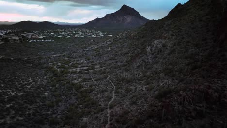 volando a través de la sabana en las montañas cerca de la ciudad de tucson, arizona, estados unidos
