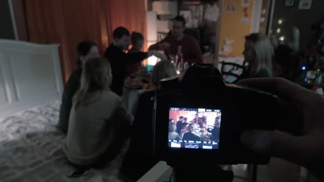 grabando un video de amigos reuniéndose en casa
