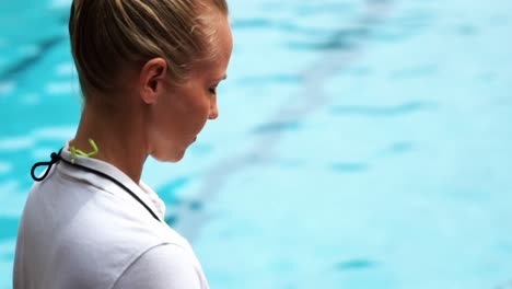 Entrenador-De-Natación-Escribiendo-En-El-Portapapeles