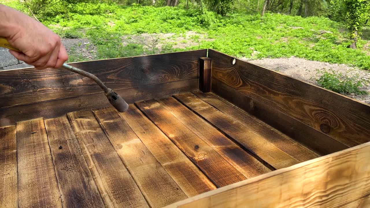 목공은 나무로 식물이 자라는 침대를 만들고, 불꽃을 사용하여 표면을 태우고, 미세 농업, 신선한 유기농 식물, 채소 제품, 시골 마을, 시골, 이란을 보면서 아름답고 경치가 좋습니다.