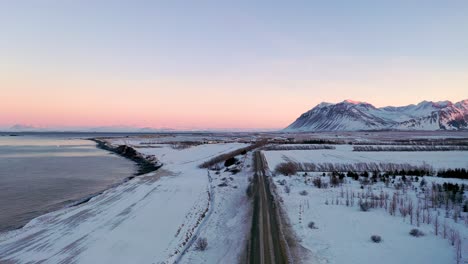 Wunderbare-Verschneite-Landschaft-Am-Meer-Bei-Einem-Sonnenuntergang-In-Island,-Winter---Aufsteigende-Dröhnung