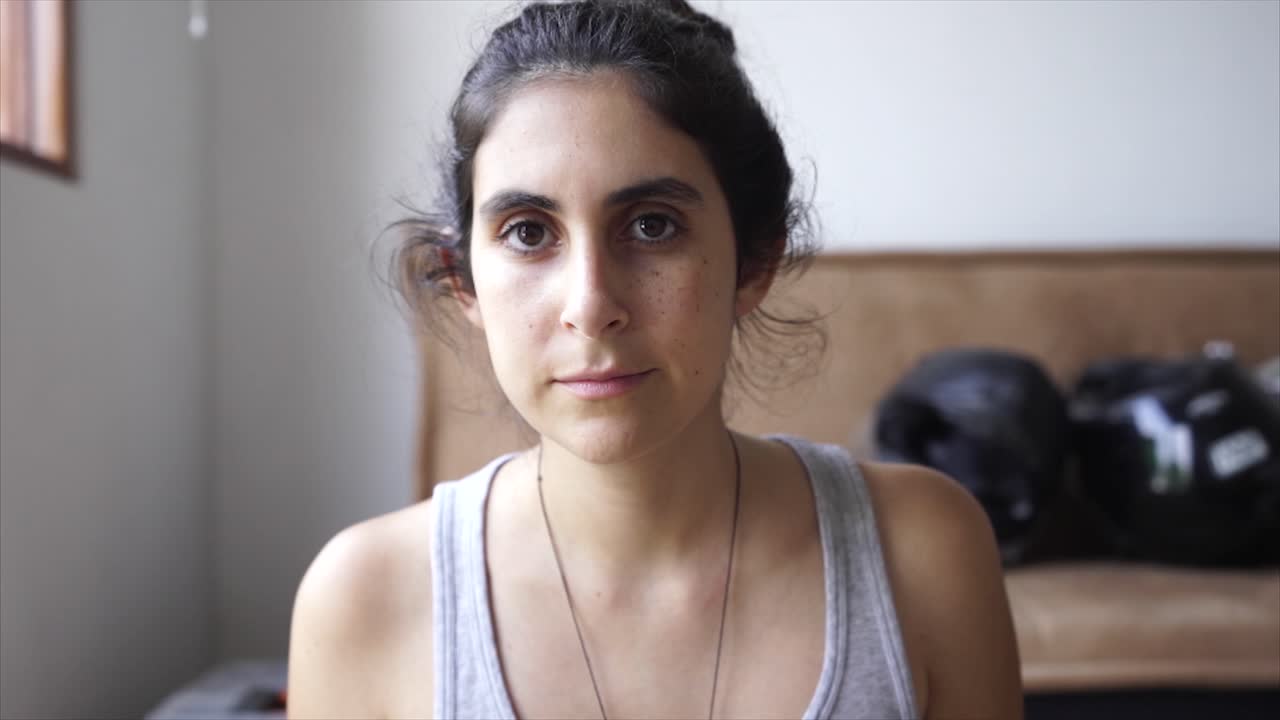 retrato de mujer natural morena sonriendo a la cámara